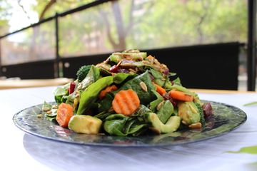 ensalada con brocoli, zanahoria, y verduras frescas